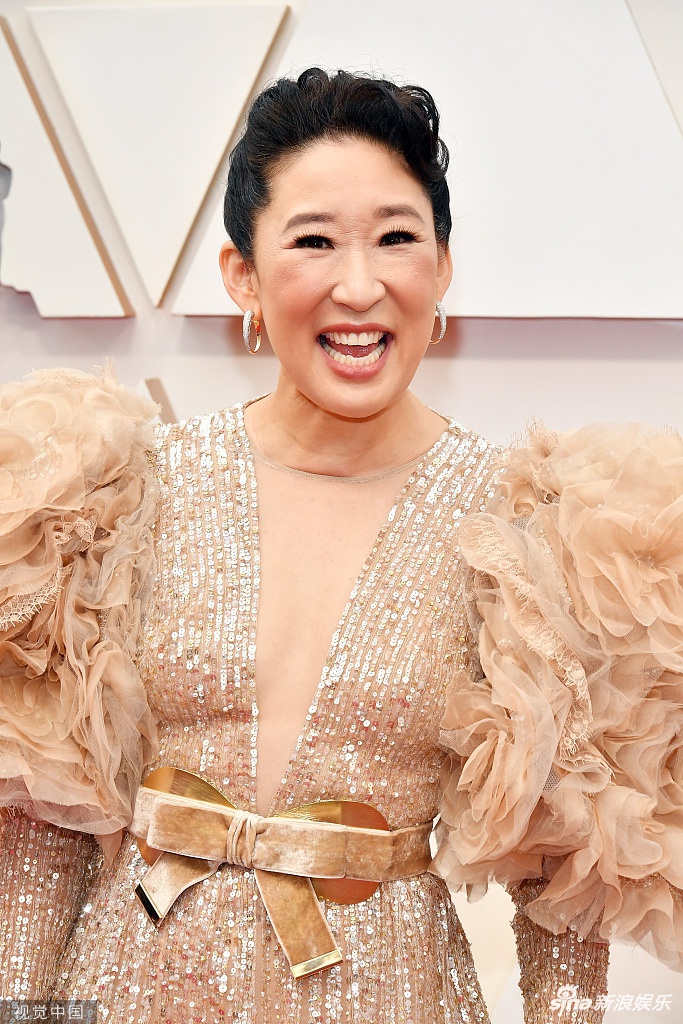 吴珊卓大花礼服笑容灿烂