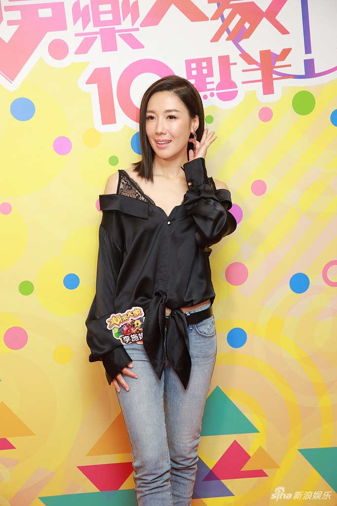 组图:39岁tvb花旦李施嬅露香肩 与海俊杰宣传新片并肩摆拍