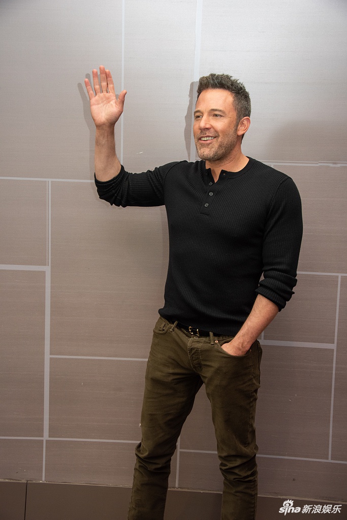 组图:本·阿弗莱克出席电影发布会 大手一挥打招呼憨厚反差萌