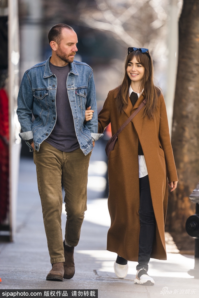 组图：莉莉·柯林斯与丈夫挽手逛街二人有说有笑显恩爱甜蜜第1张图片