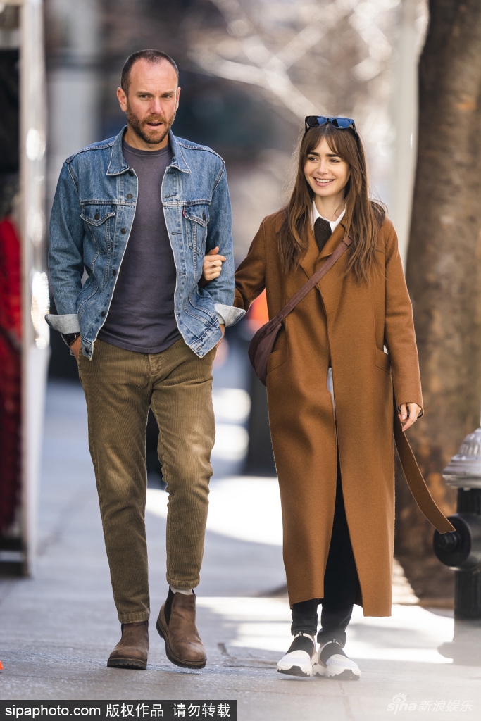组图：莉莉·柯林斯与丈夫挽手逛街二人有说有笑显恩爱甜蜜第4张图片