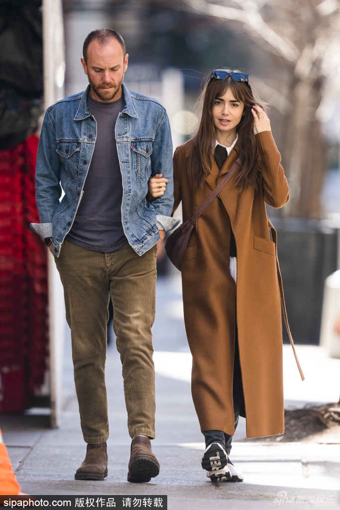 组图：莉莉·柯林斯与丈夫挽手逛街二人有说有笑显恩爱甜蜜第3张图片