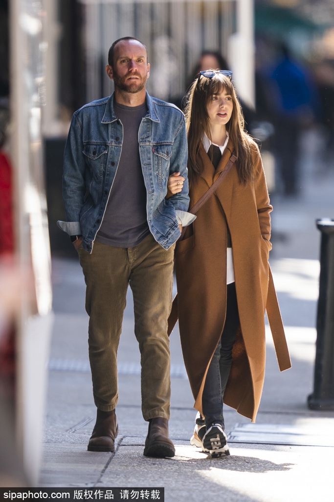 组图：莉莉·柯林斯与丈夫挽手逛街二人有说有笑显恩爱甜蜜第2张图片