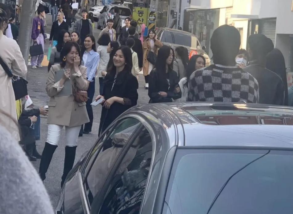 組圖：宋慧喬新劇路透照曝光 燙波浪卷長髮成熟富有韻味