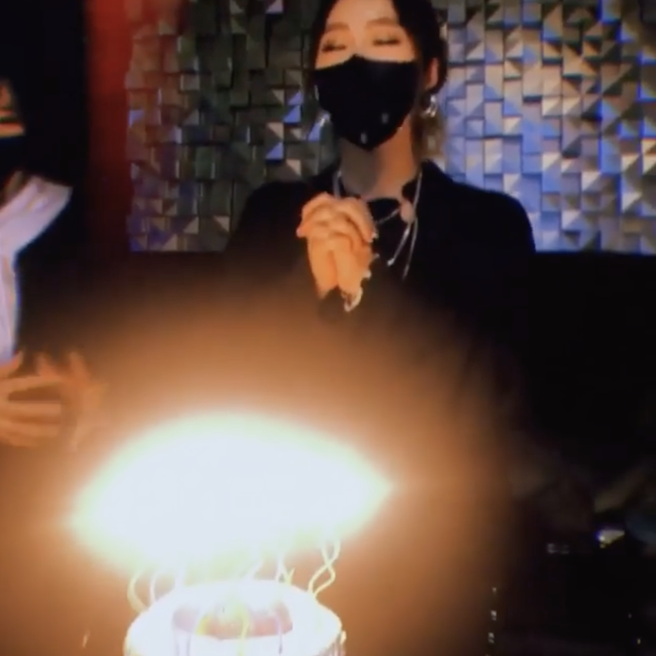 组图：2NE1合体了！四人戴口罩齐聚CL工作室为MINZY庆生