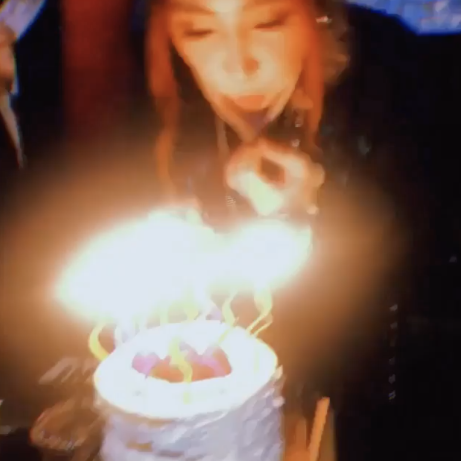 组图：2NE1合体了！四人戴口罩齐聚CL工作室为MINZY庆生