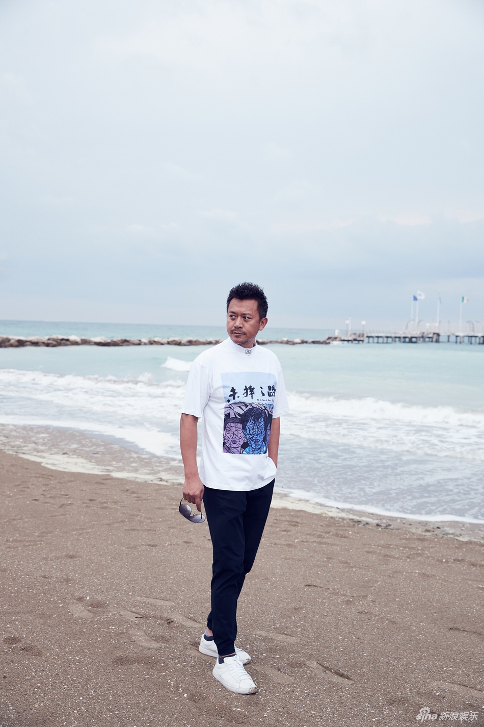 组图:有故事的男人!王学兵威尼斯海边拍大片面容沧桑