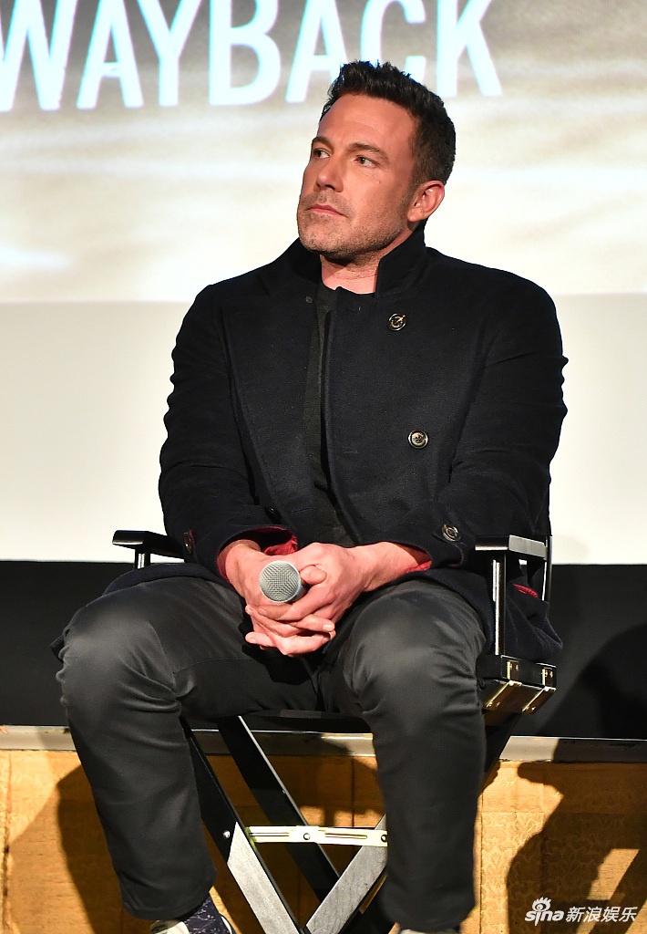 组图:本·阿弗莱克宣传新片激动聊不停 与朋友勾肩搭背气质出众