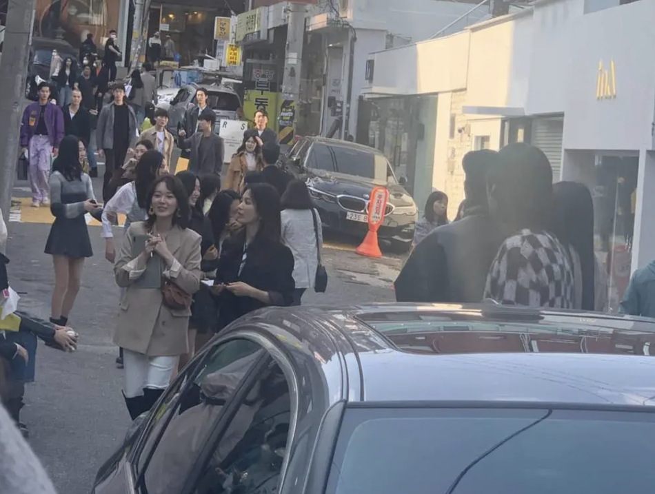 組圖：宋慧喬新劇路透照曝光 燙波浪卷長髮成熟富有韻味
