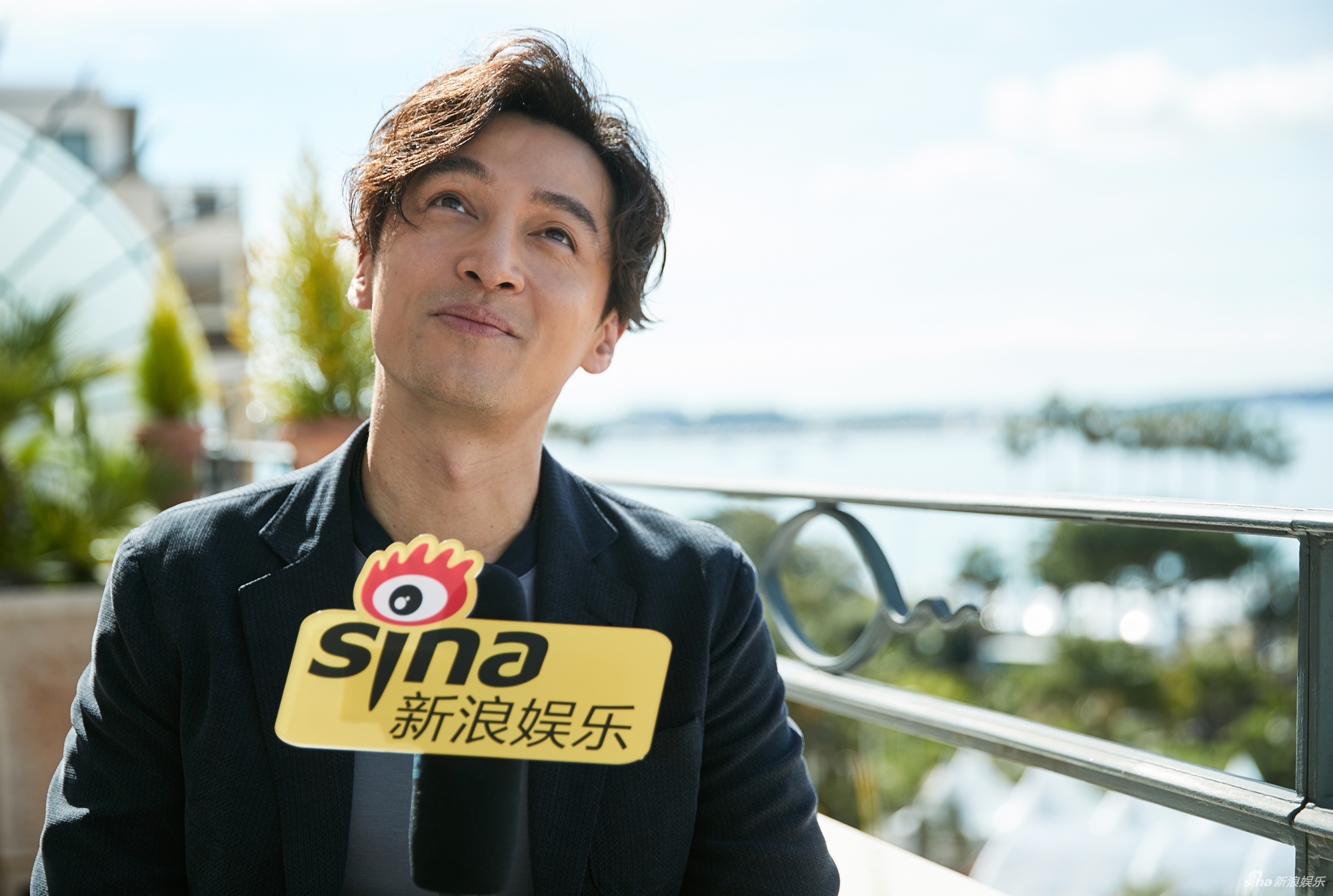 组图:胡歌卷发亮相戛纳谈新片 自曝拍摄过程很煎熬