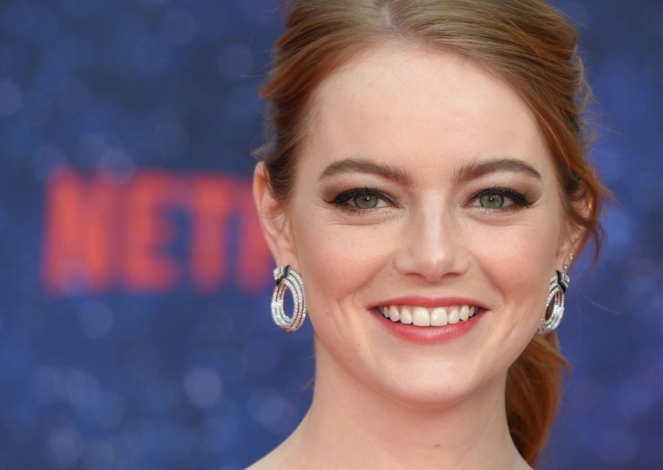 组图石头姐艾玛斯通穿红色蕾丝吊带深v性感