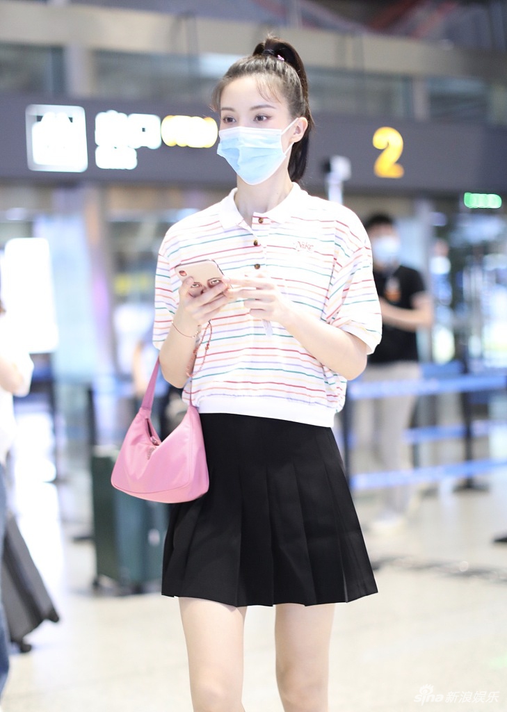 组图:金晨扎高马尾穿短裙秀美腿 对镜笑弯眼可可爱爱_高清图集_新浪网