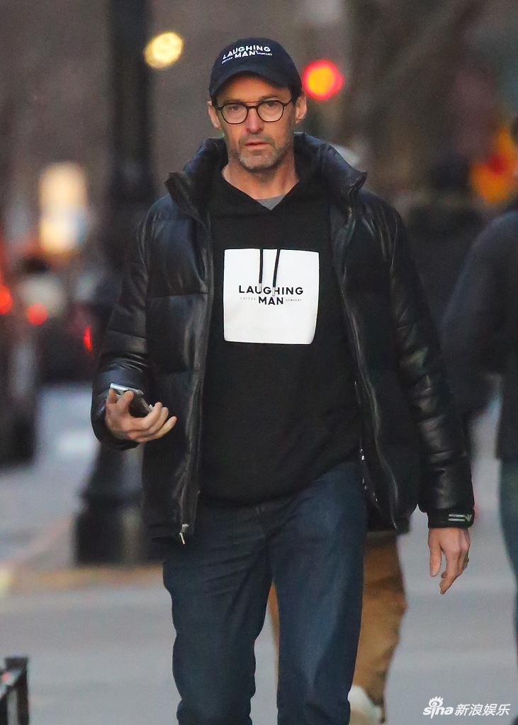 组图狼叔休杰克曼衣襟大开风度翩翩胡须灰白不减风采