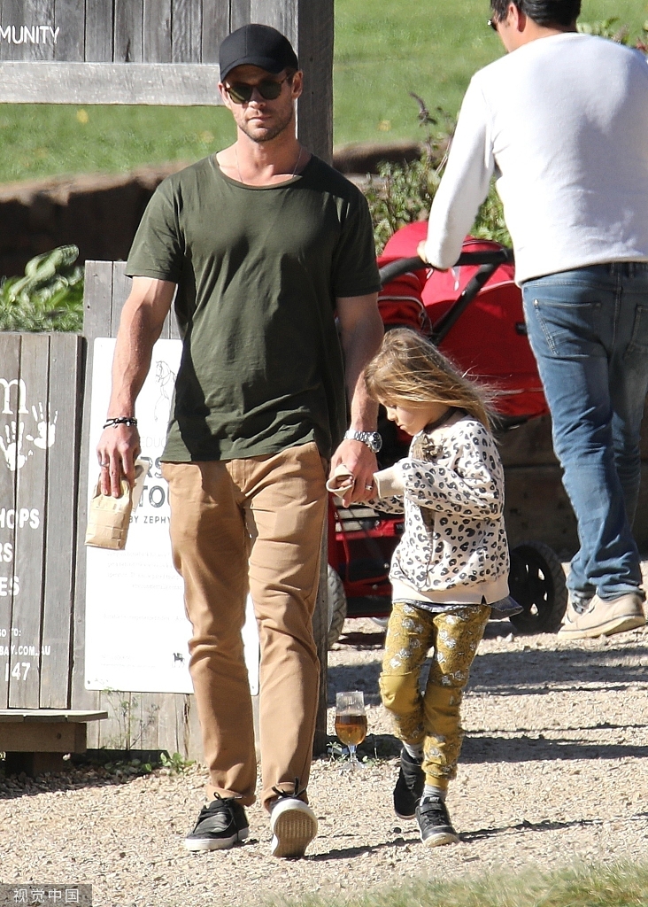 组图:"锤哥"牵女儿漫步呵护有加 全家大秀搞怪自拍幸福满溢