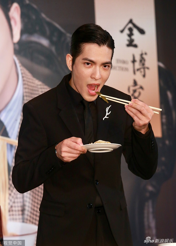 组图:萧敬腾穿西装梳油头 捞面吃海带反差感满满