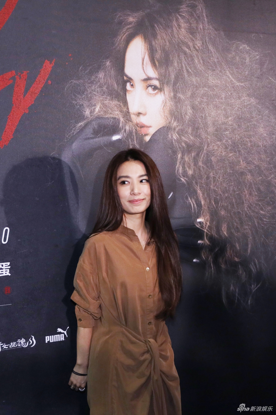 组图:田馥甄现身蔡依林演唱会打call 长发披肩微笑挥手气质温柔