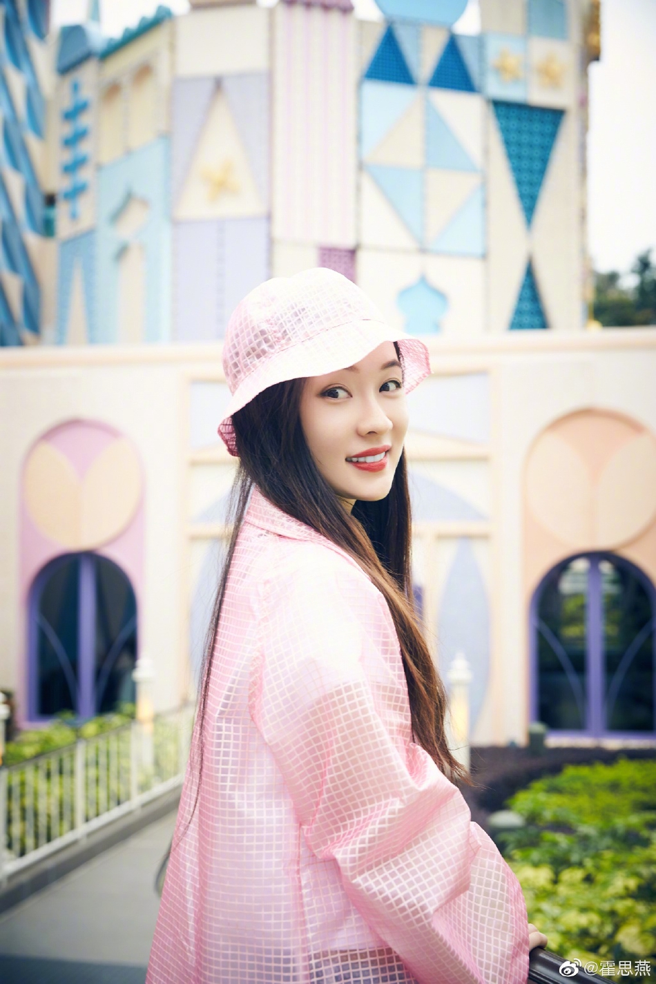 8/ 10新浪娱乐讯 5月3日,霍思燕在微博晒出和嗯哼同游迪士尼乐园的