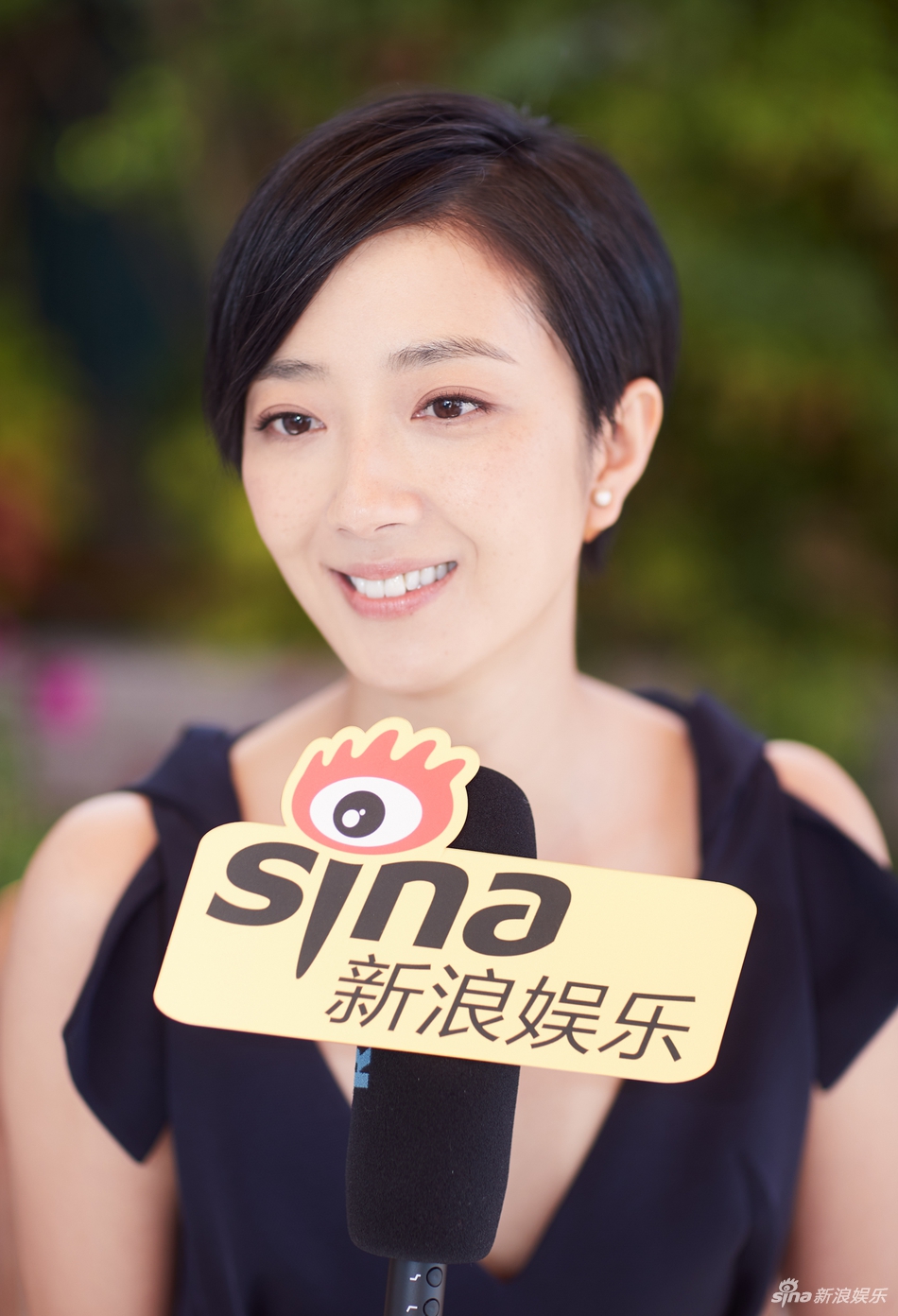 组图桂纶镁穿深v蓝色礼服裙受访笑容明媚气质出众
