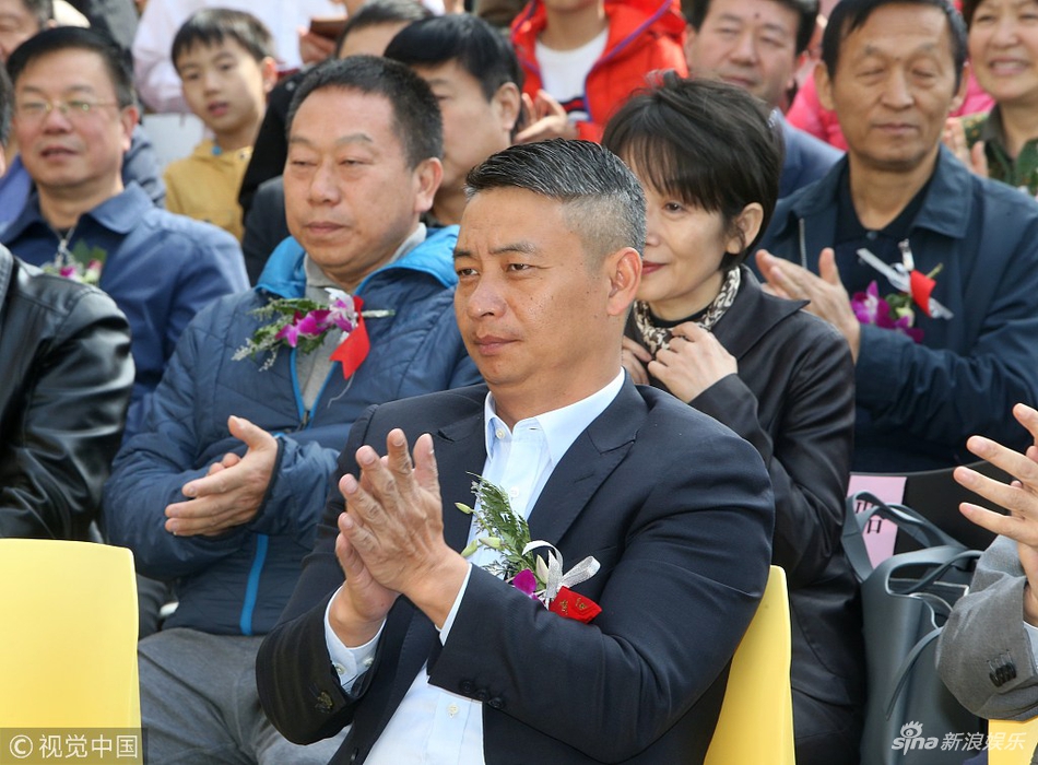 组图:"体操王子"李小双亮相油画展 微露白发神采奕奕