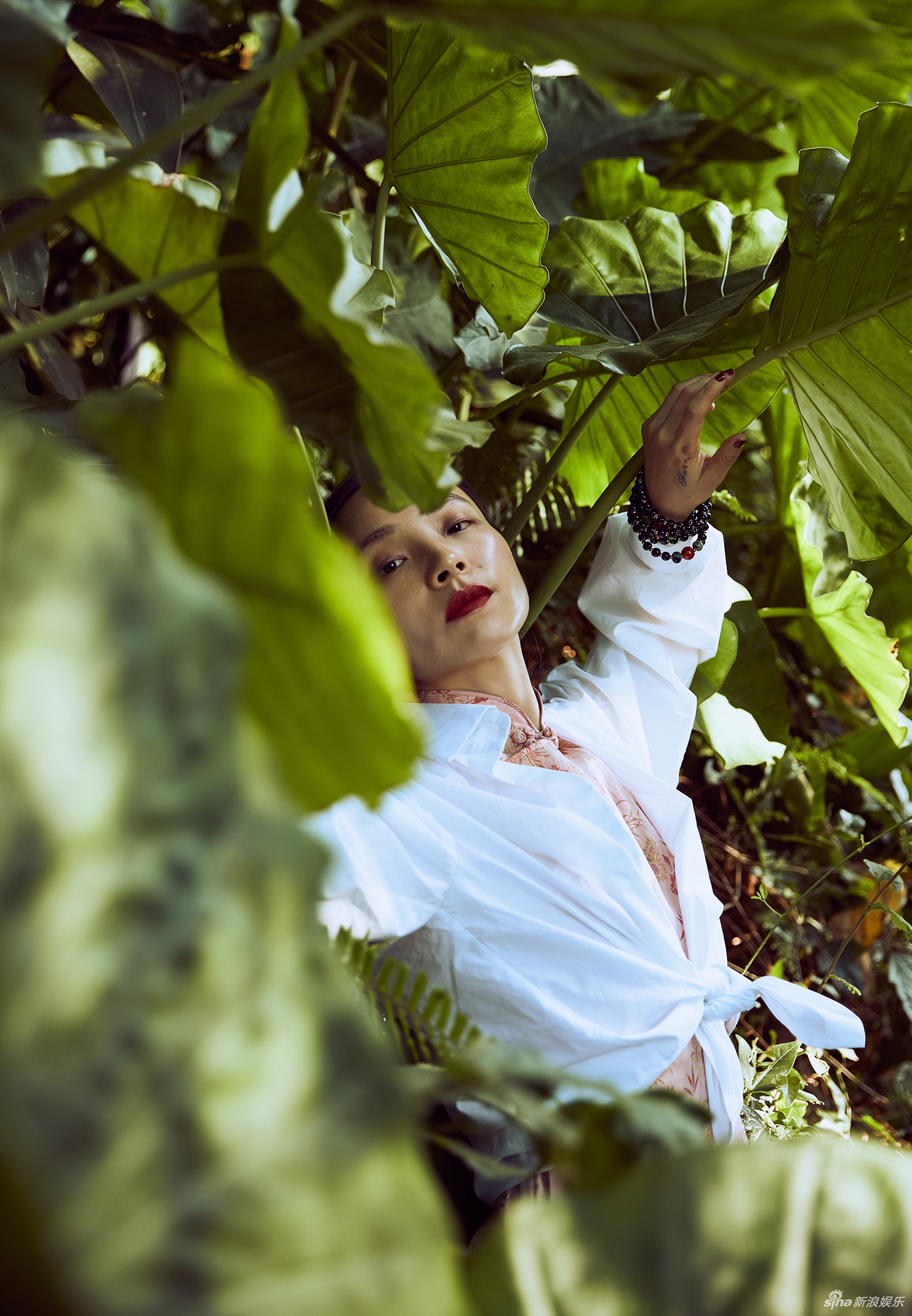 43曾美慧孜在树林中恣意舒展,留下美丽的瞬间.