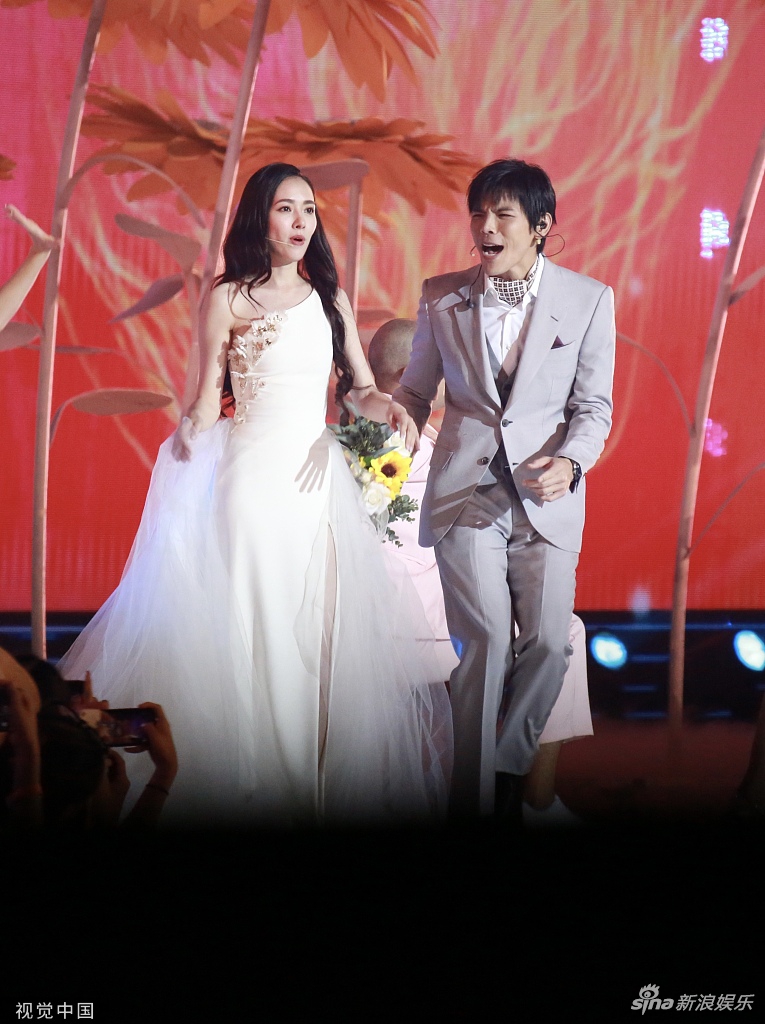 组图:郭碧婷穿白纱裙与向佐同框亮相 场面甜蜜浪漫似婚礼彩排