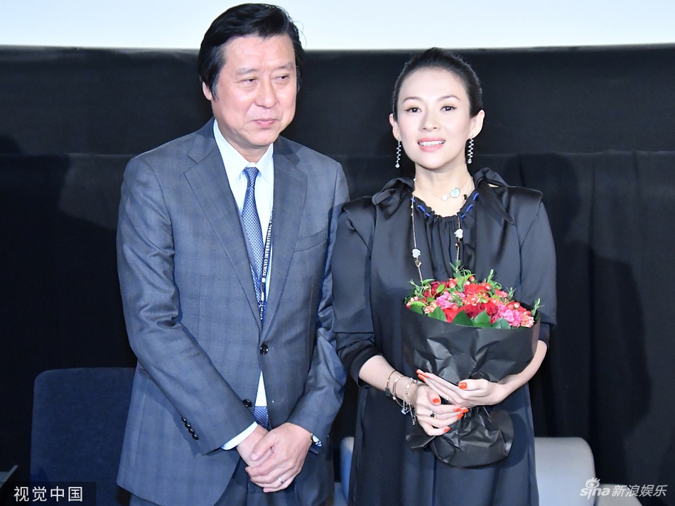 孕妈章子怡东京当评委获赠玫瑰 扎马尾灿笑甜美十足
