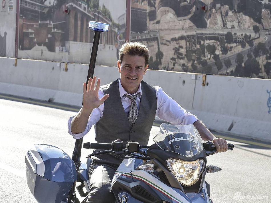 组图:阿汤哥拍《碟中谍7》场面壮观 穿正装骑摩托化身雅痞骑士