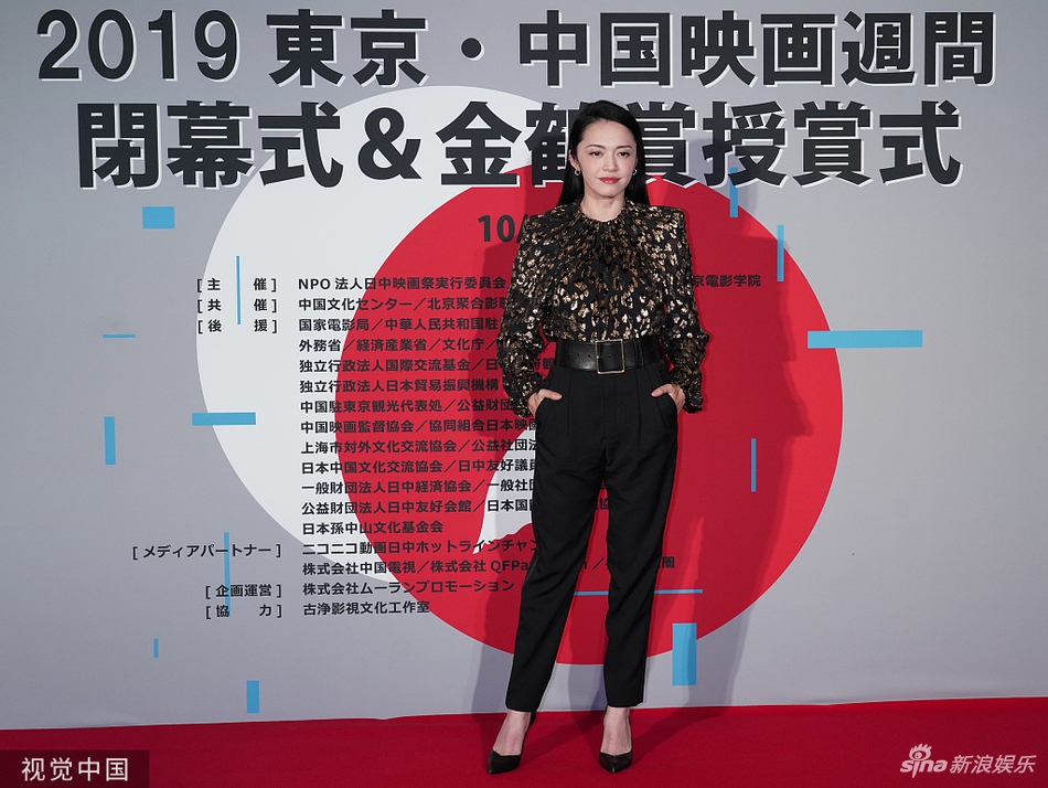姚晨穿豹纹衫搭长裤显女王范 同框日本性感女神藤原纪香不输阵