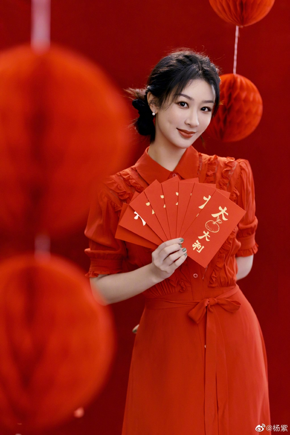 组图:杨紫一袭红裙给网友拜年 持红包俏皮合影喜庆又可爱