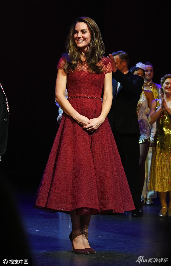 凯特王妃戴红灯笼耳饰