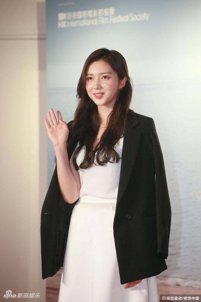 新浪娱乐讯 韩国演员蔡舒辰,导演洪智暎在香港出席电影《你还会在吗》