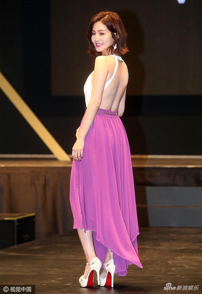 曾之乔真空上阵秀诱人美背 与模特同台不输阵