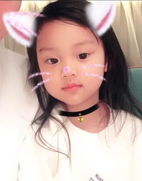 4岁甜馨扎双马尾戴耳环,穿起纱裙又甜又萌