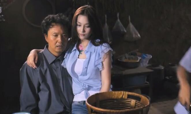 里遭张雨绮骑行的大尺度剧照被挖出后,吴刚在电影《不怕贼惦记》里,和