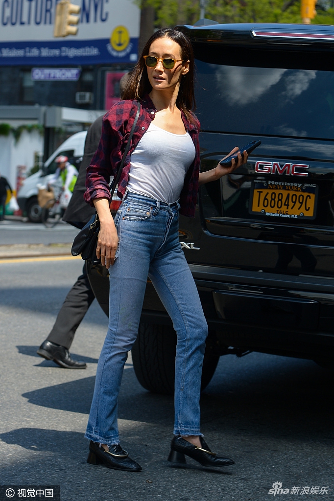 简单搭配也美maggieq穿白t挺胸秀傲人上围