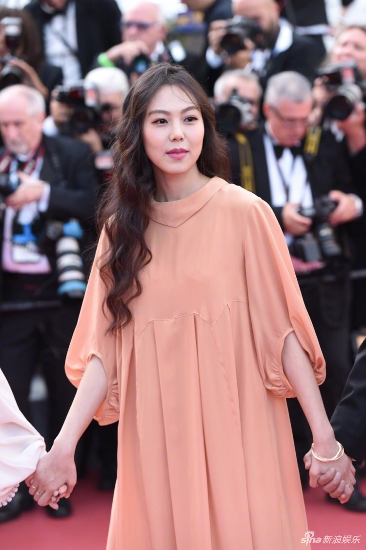 洪尚秀新片戛纳首映 金敏喜风情万种亮相红毯