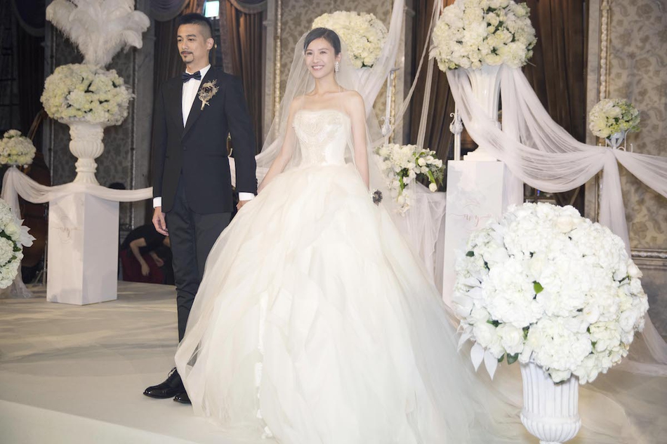 极致浪漫!杨子姗吴中天相拥上演"头纱吻"