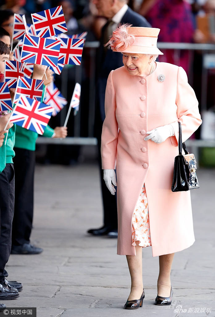91岁英国女王粉裙粉帽分外吸睛