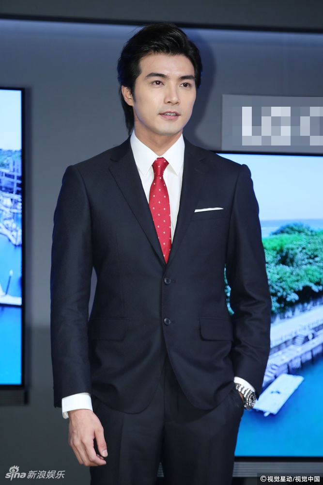 贺军翔婚后首亮相 首谈女儿双手合十满脸幸福