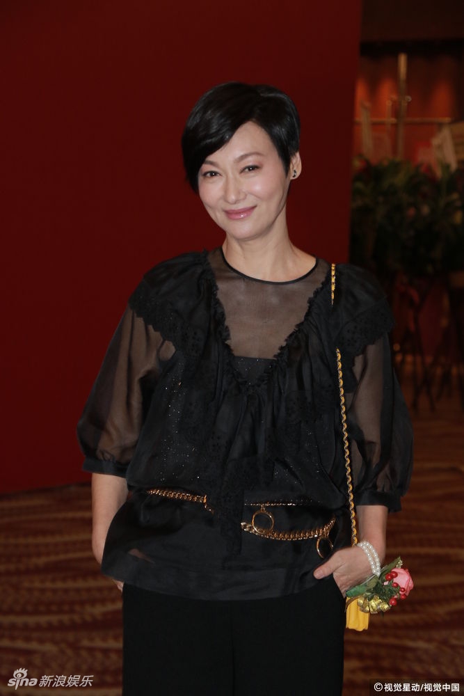 影后惠英红穿黑色薄纱装散发熟女魅力