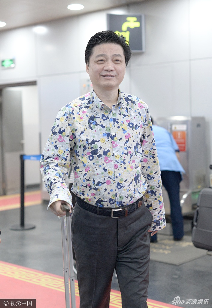 54岁崔永元穿碎花衫抢眼与助理同行笑容满面