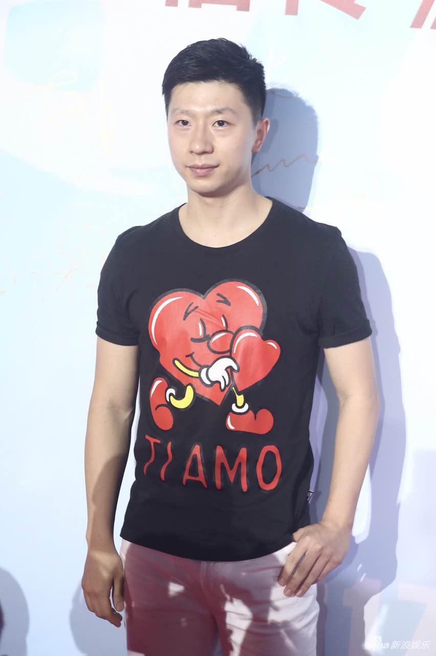 马龙帅气亮相电影发布会