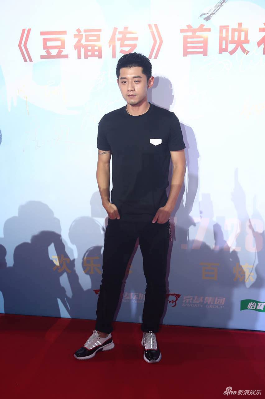 张继科全黑look酷帅十足