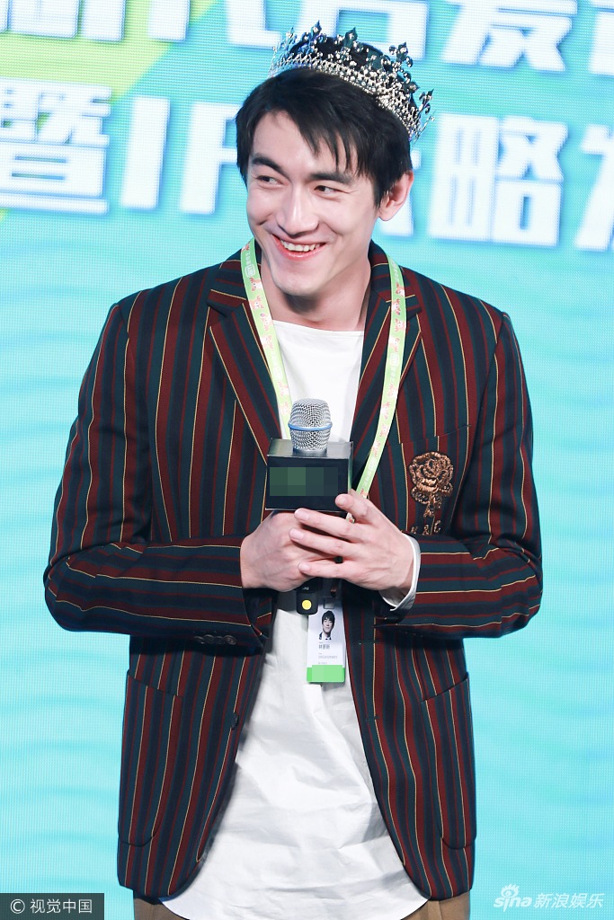 林更新曝恋情后首亮相 戴皇冠露灿笑男女通杀