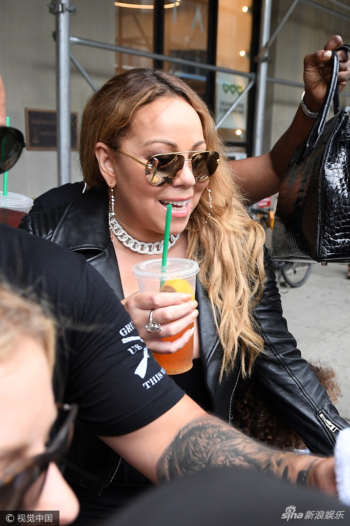 240斤玛丽亚凯莉遭粉丝围堵 保持微笑冷饮不离手
