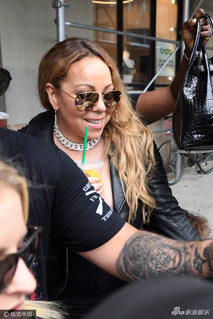 240斤玛丽亚凯莉遭粉丝围堵 保持微笑冷饮不离手