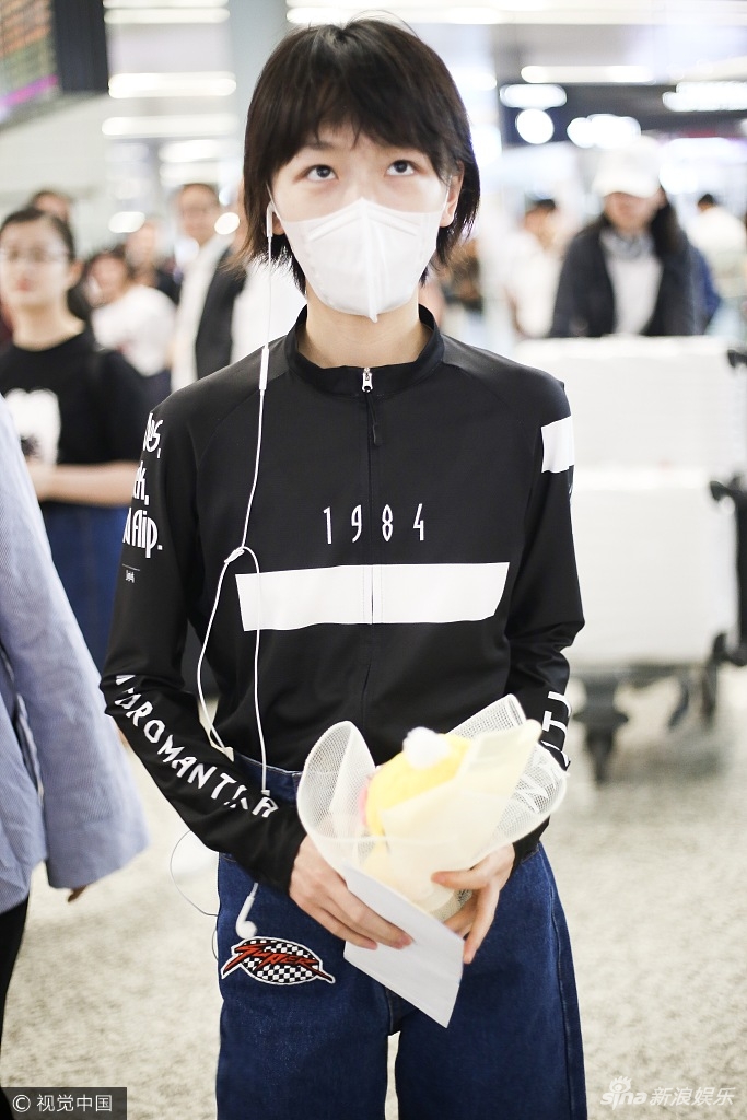 组图:周冬雨戴口罩遮下巴伤口 手抱玩偶翻白眼显呆萌_高清图集_新浪网