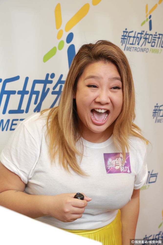 郑欣宜自立公司当一姐 心情超靓大笑开怀