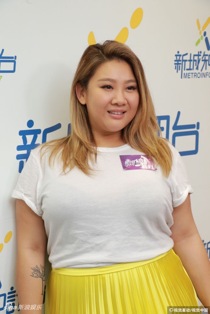 10:52:57 1 / 4 新浪娱乐讯 9月12日,郑欣宜到电台接受访问,谈及个人