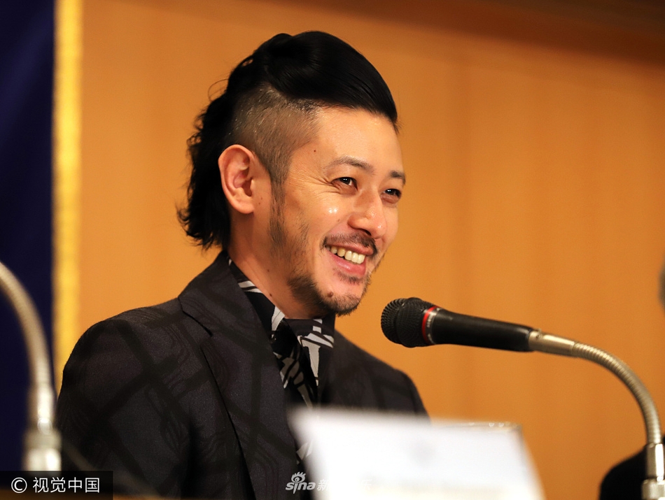 小田切让留小胡子露迷人笑容 背手动作似老干部